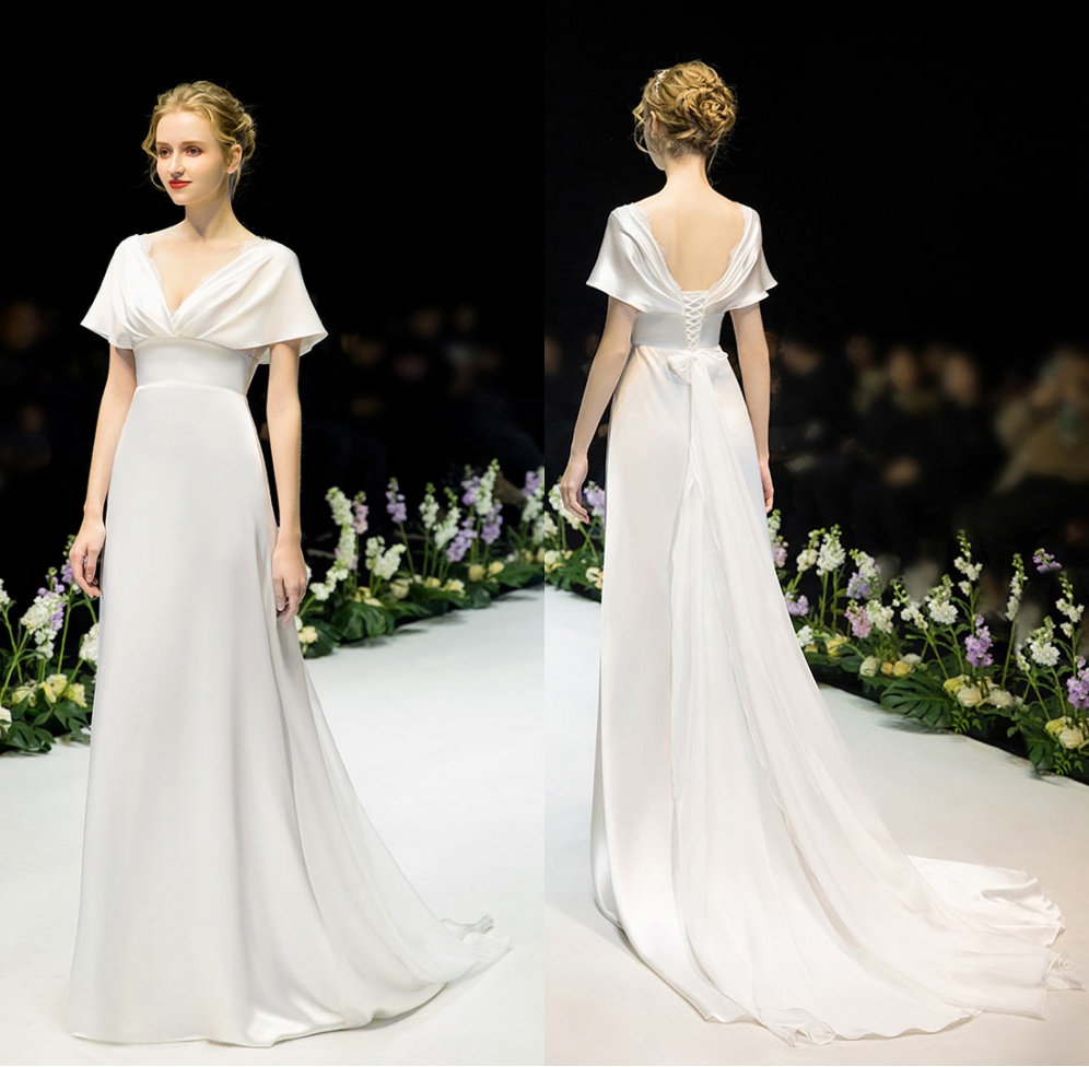robe de mariée minimaliste satinée empire col v avec manches cape